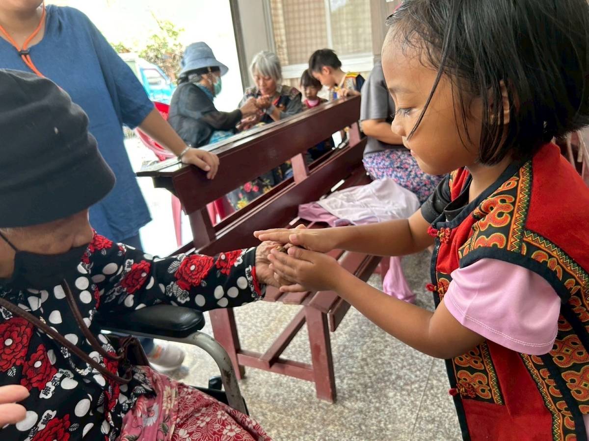 屏東縣長榮百合國小附幼幼兒透過耕地感受大自然的時序與倫理，將收穫回饋給耆老