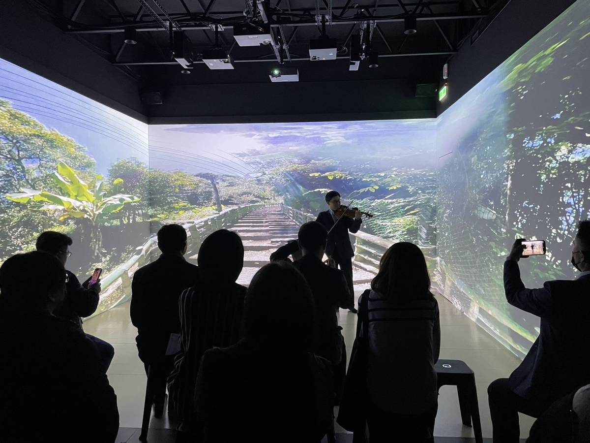 「前瞻演繹•琴聲環繞」課程以小提琴現場演繹卡米爾·聖桑《天鵝》結合影像投影，展現音樂課程跨域整合的創新作法。(中原大學提供)