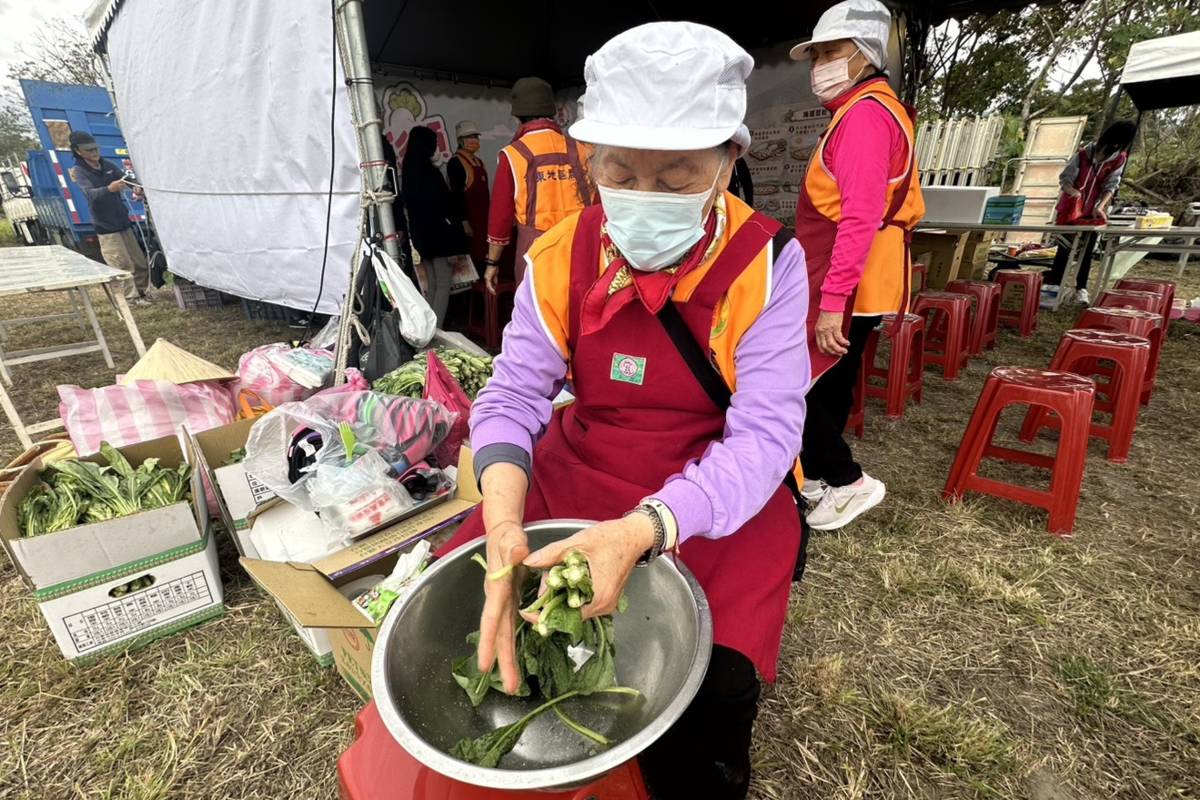 家政班媽媽製作雪裡紅