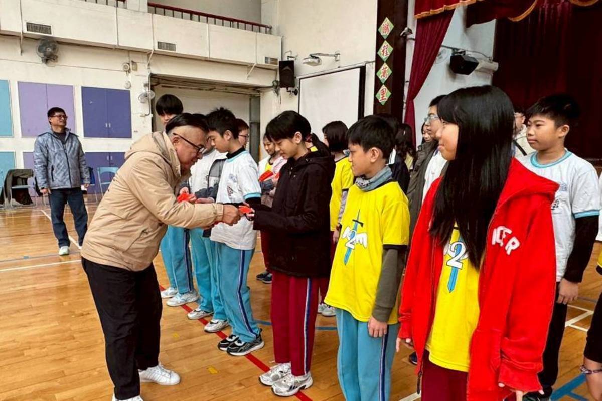 臺北市西園國小學生獲頒由雙福宮提供的滿分獎學金




 