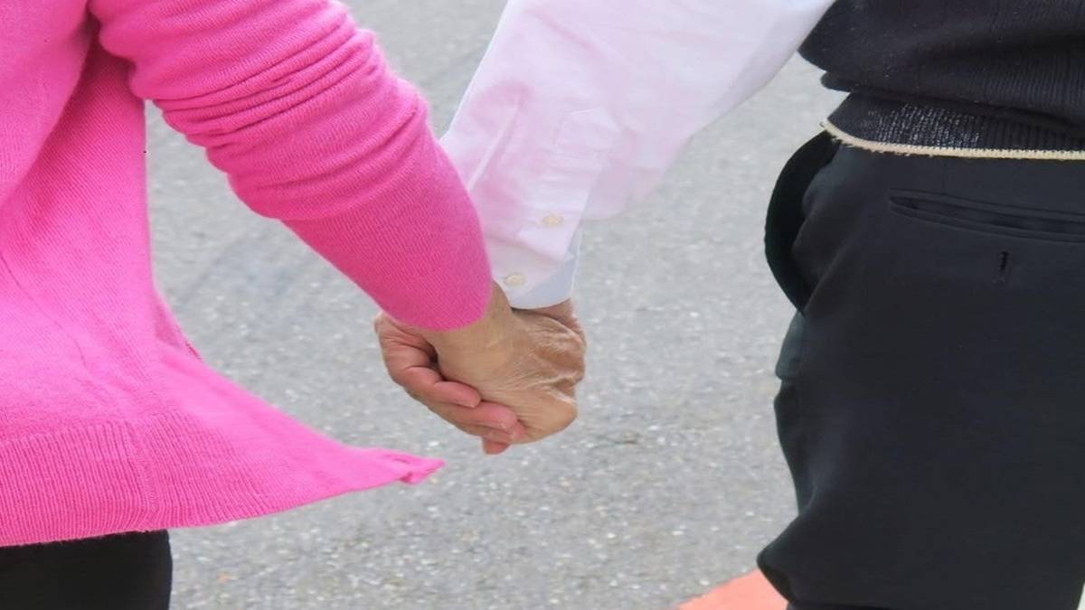 慢慢忘記你記得，緊緊牽著怕迷失的手