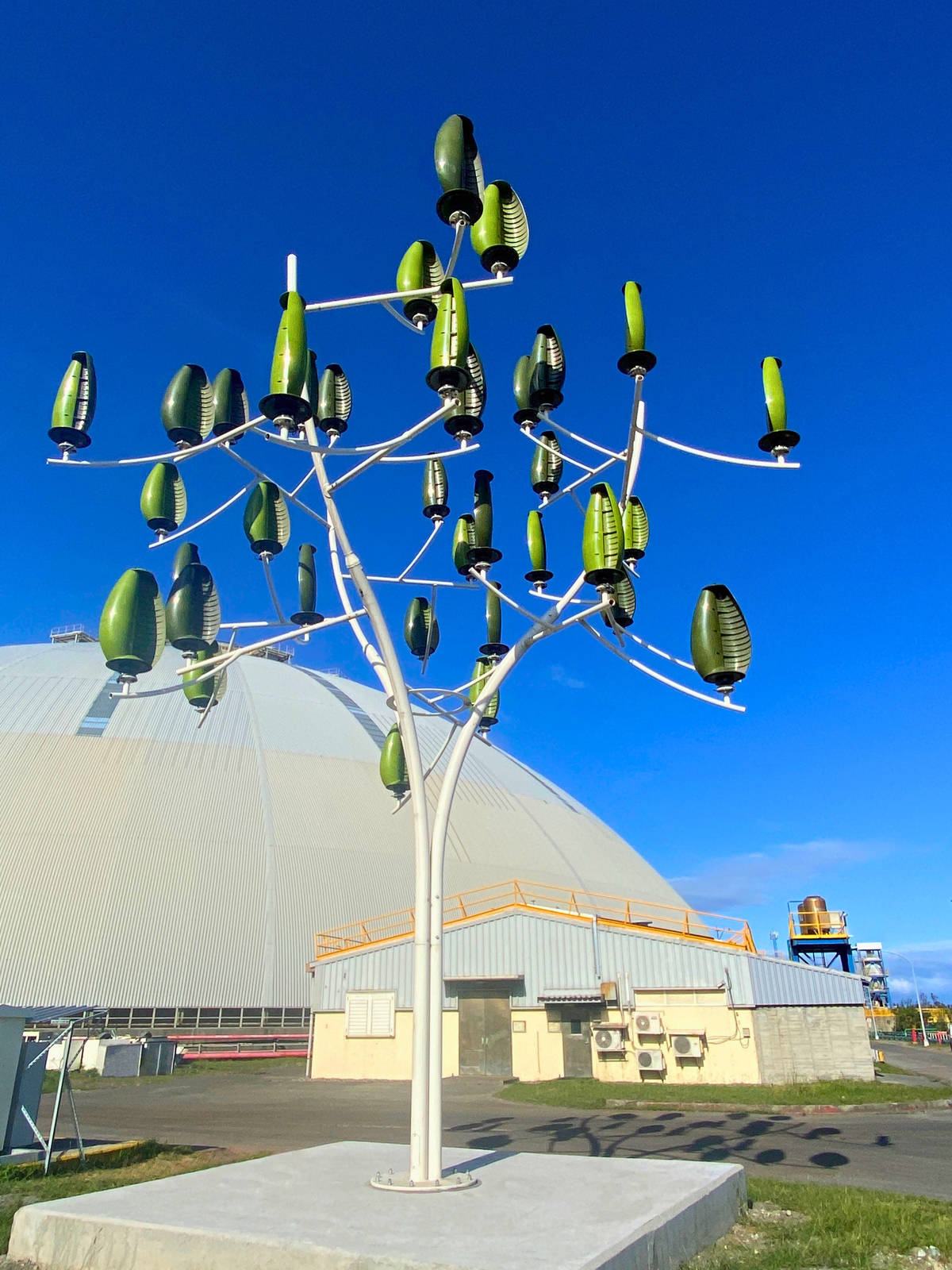 風力樹(Wind Tree)設計靈感源自風中飄動的樹葉，且運作時幾乎無聲，兼顧發電效能與環境友善。(環境部提供)