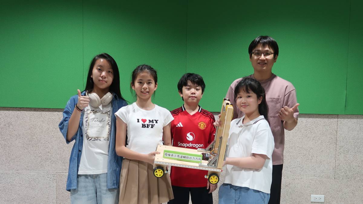 臺中市私立明道普霖斯頓小學科展團隊帶來他們的創新發明——「自適應電動手推車系統」。