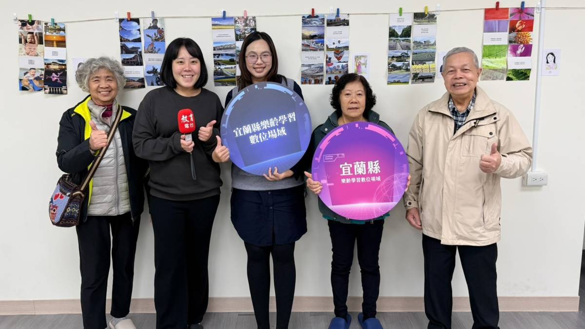 專案管理師廉凱評分享，課程起點源自一位87歲長者的心願——希望不必麻煩子女、也能自己完成點餐。這份想要獨立的期待，推動巡迴教學展開，讓數位學習走進日常。(記者蘇瑞雯拍攝)