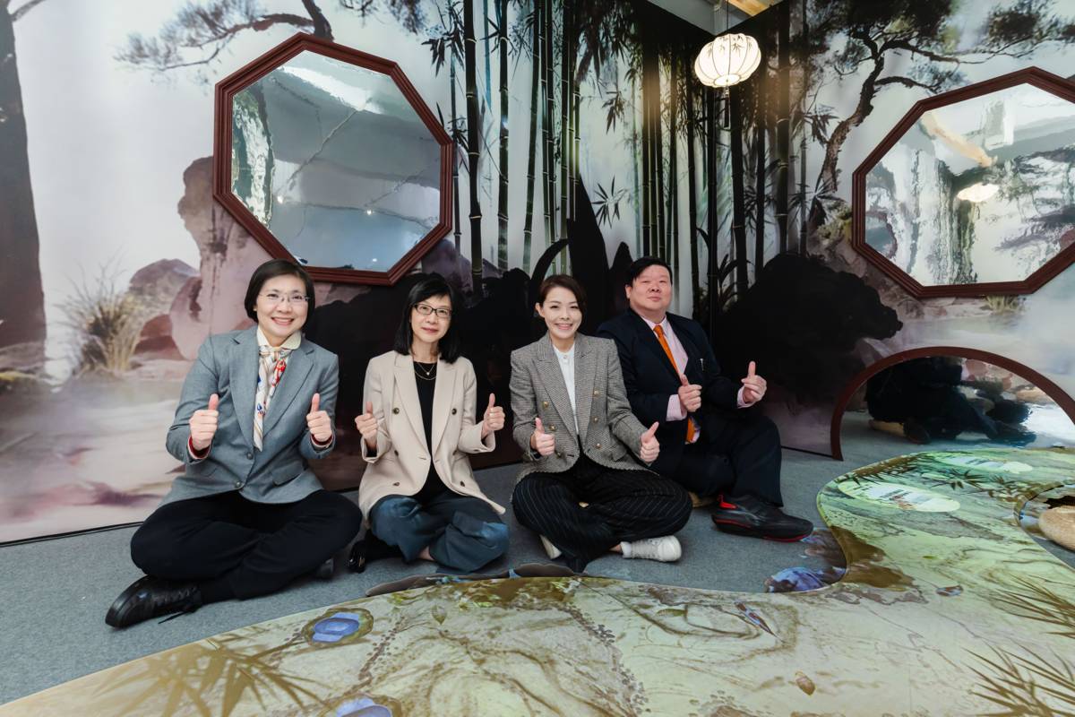 徐欣瑩立法委員、故宮余佩瑾副院長、新竹市高虹安市長、文化局王翔郁局長(由左至右)於「曲水讌」沉浸式空間合影 。(新竹市政府提供)