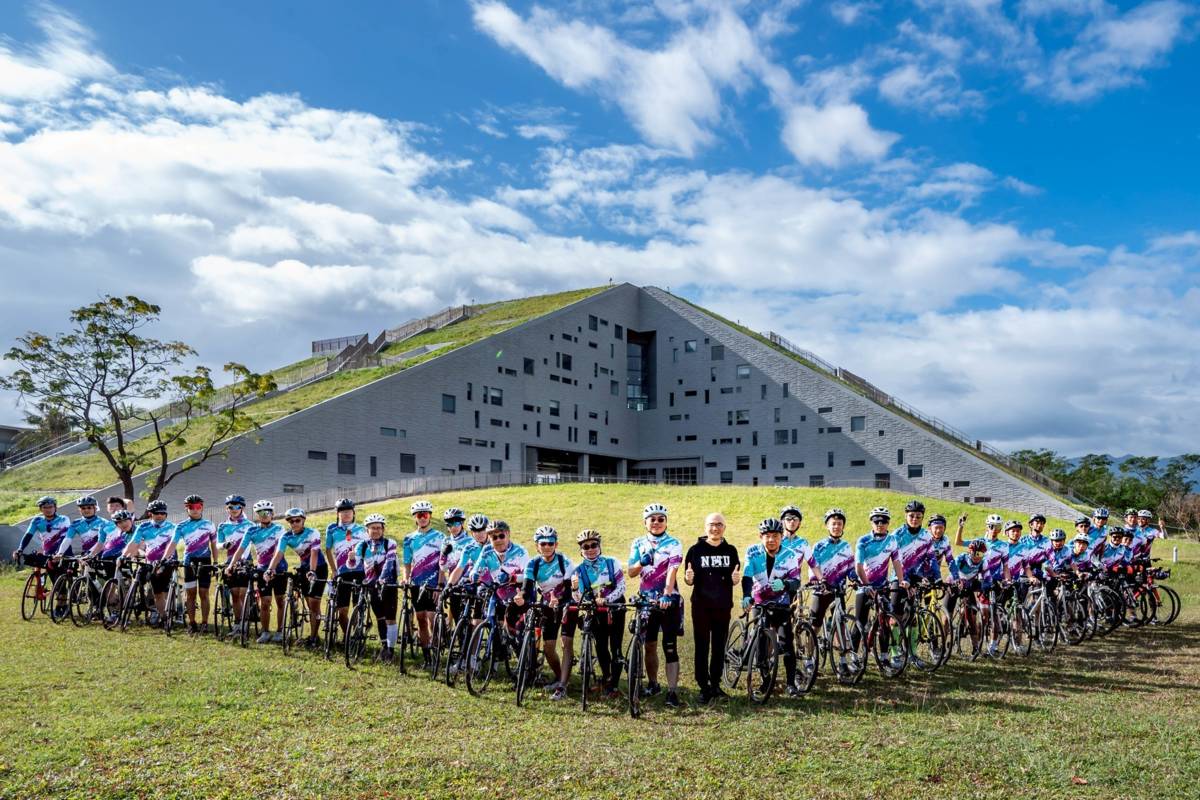 臺南一中於臺東大學圖資館合影