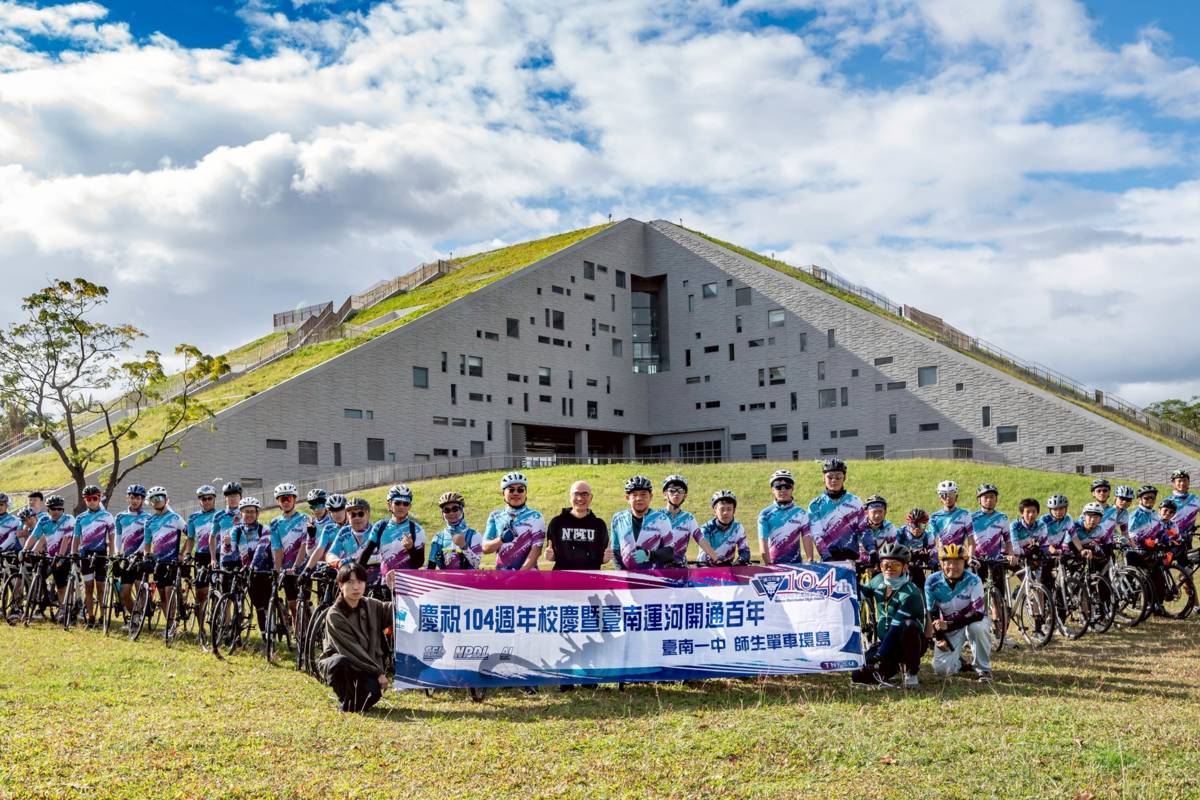 臺南一中於臺東大學圖資館合影