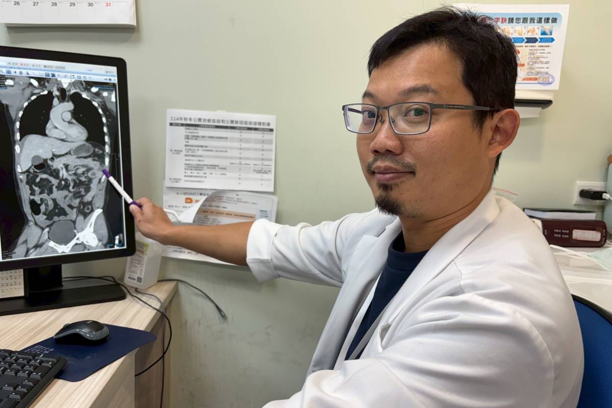 廖得凱醫師從電腦斷層影像判斷酒駕自撞的男子小腸血管疑有外滲血液，加上血壓變得不穩，決定緊急開刀。