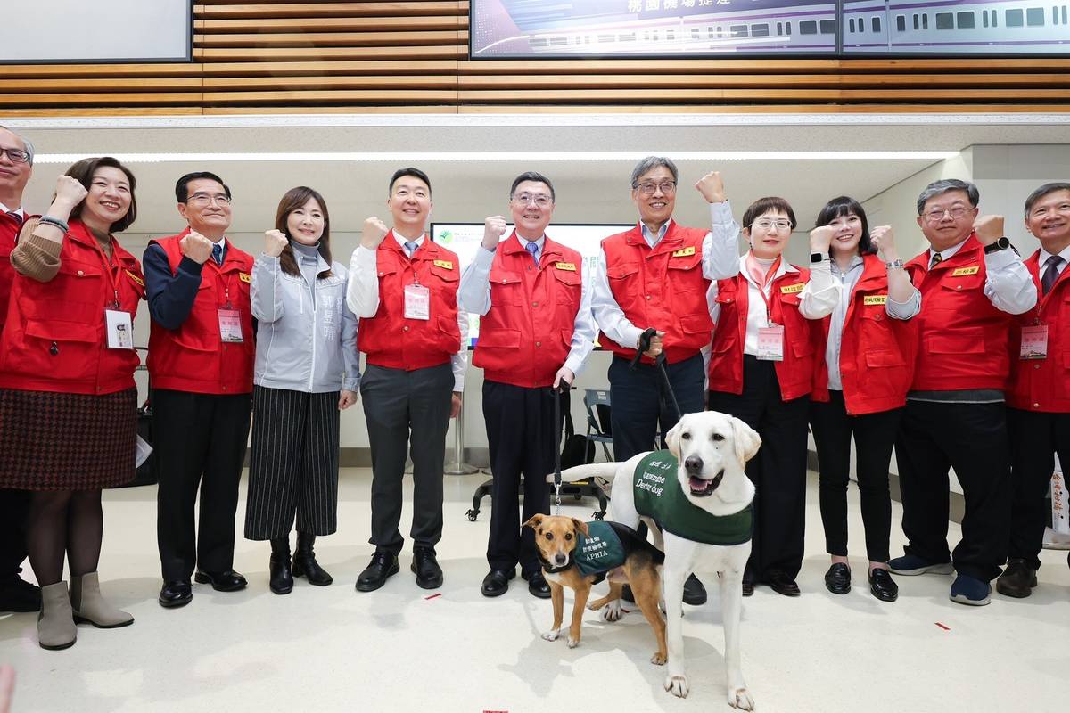 行政院院長卓榮泰(中)率領多個不守會首長前往桃園機場視察非洲豬瘟防疫工作。(行政院提供)