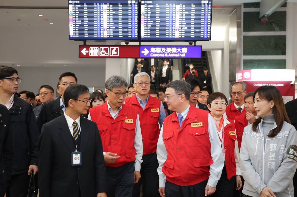 行政院院長卓榮泰(中)率領多個不守會首長前往桃園機場視察非洲豬瘟防疫工作。(行政院提供)