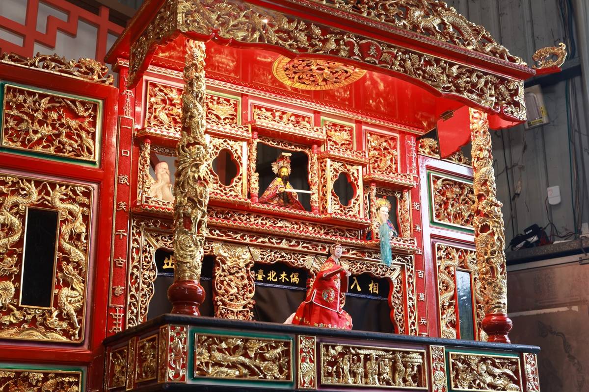 「臺北木偶劇團」演出象徵祈福與感恩的北管布袋戲《扮三仙》。(文化部提供)