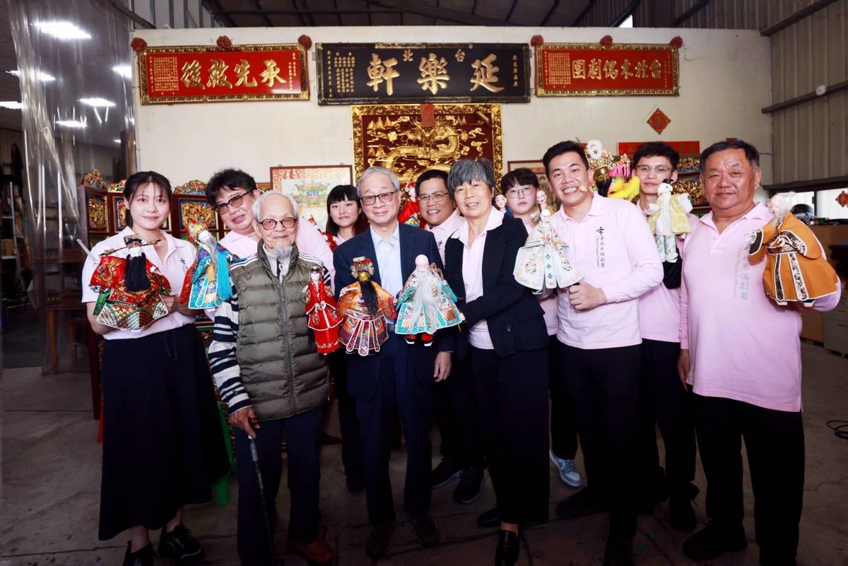 文化部長李遠（前排左2）、人間國寶邱火榮藝師（左1）與「臺北木偶劇團」團員們合影。(文化部提供)