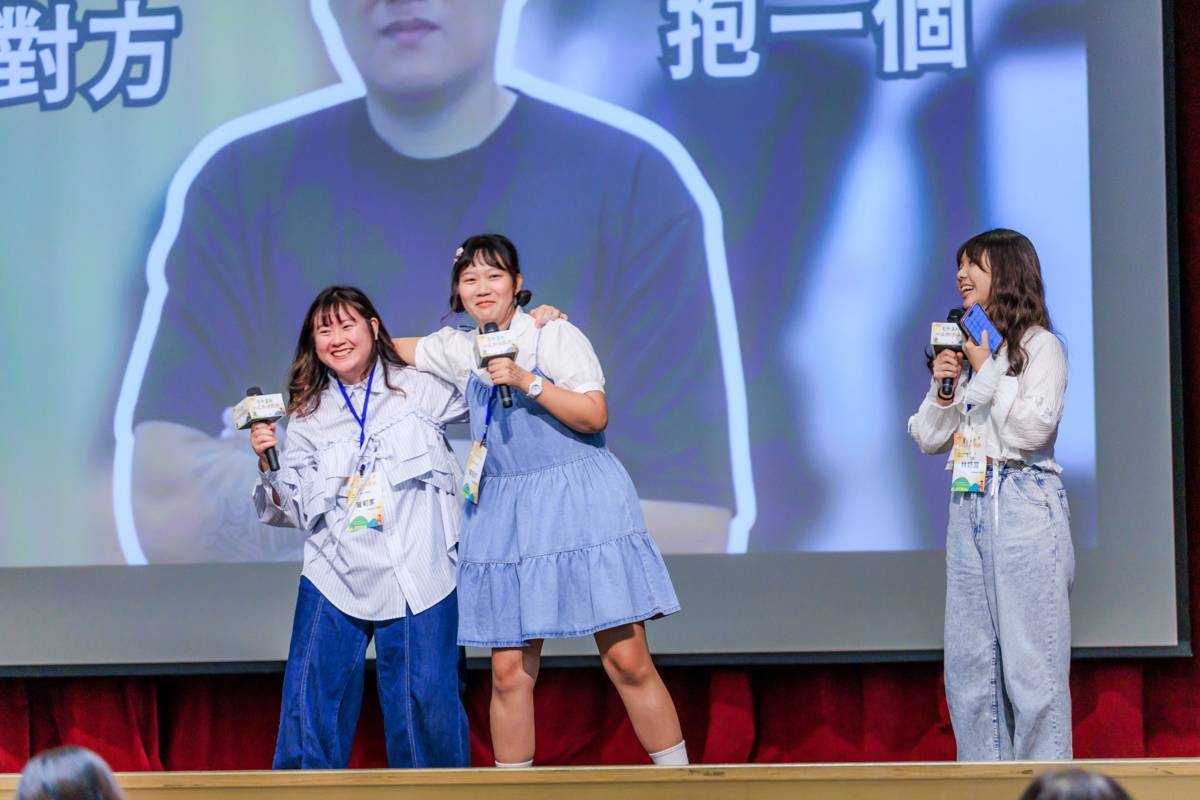 曾莉家(左)、楊嫚妮(中)及林妤庭(右)在青年署舉辦的成果競賽以活潑生動的表演展現體驗過程，榮獲全國亞軍