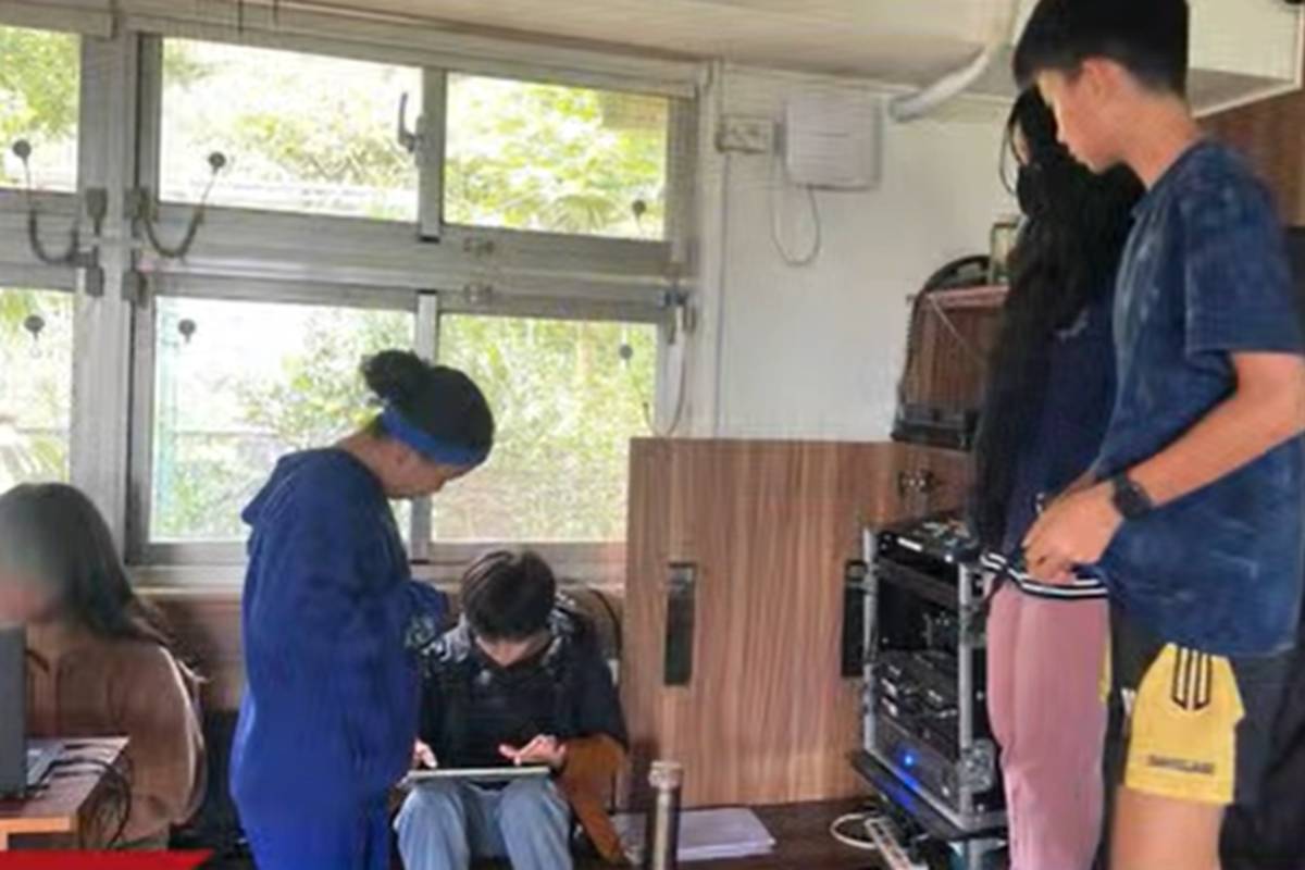 學生布置影音設備