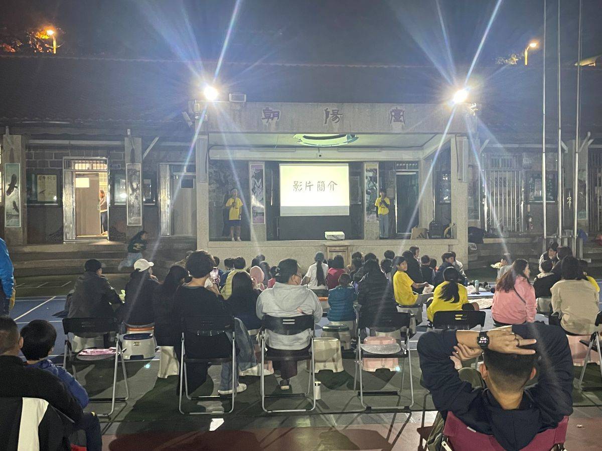 學生上臺介紹播映影片