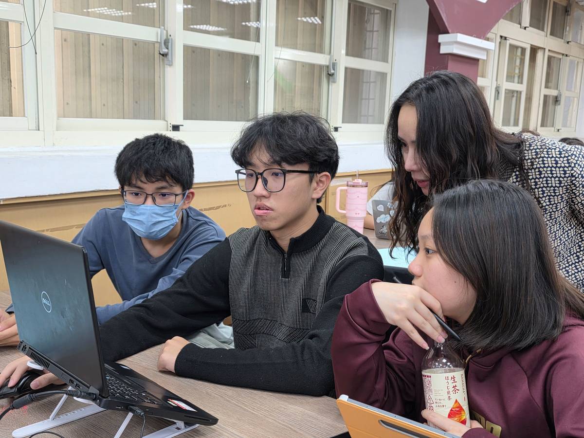 大理高中學生與外師進行討論