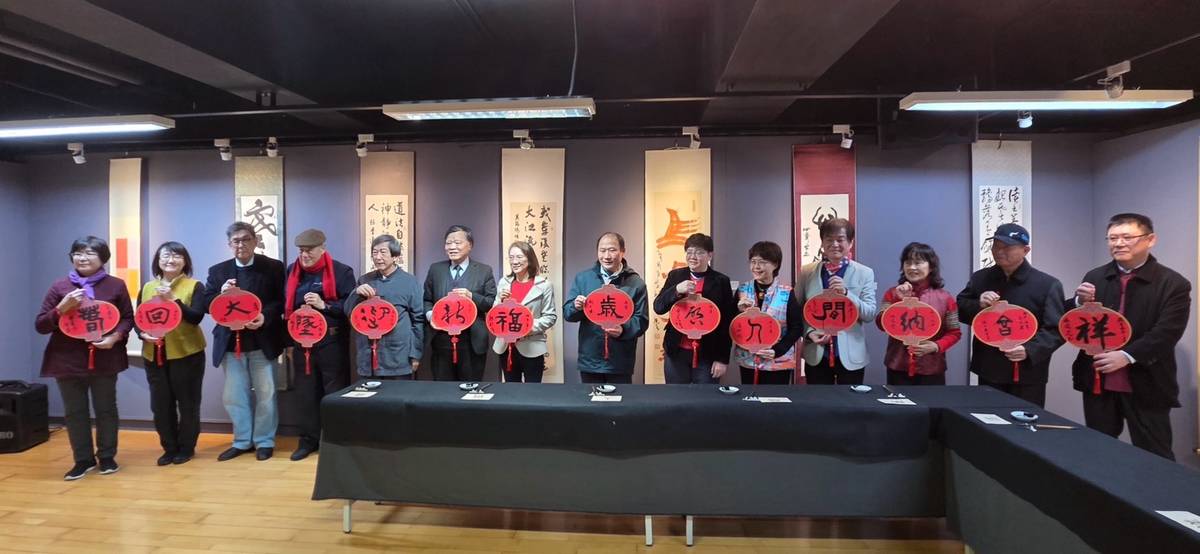 華梵大學邀請14位書法名家即席揮毫，聯手創作春聯。(華梵大學提供)