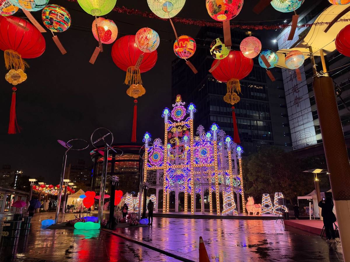 佛光山臺北道場展出「希望之門」燈飾