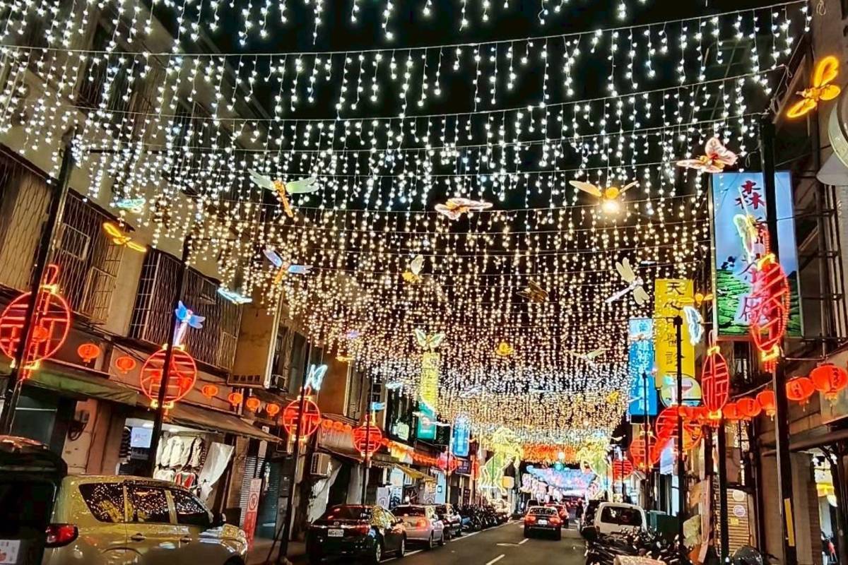 迎接元宵節到來，臺灣省城隍廟在武昌街設置超過300公尺的燈海隧道