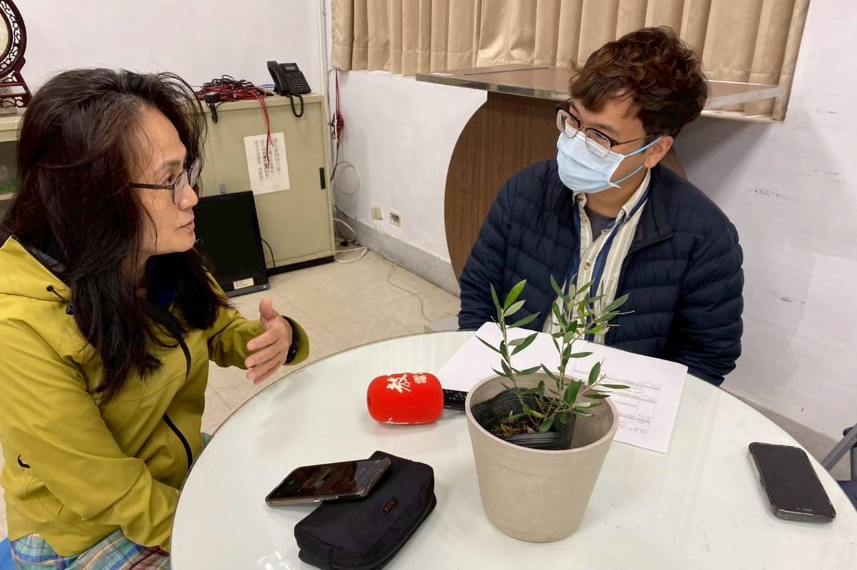 杜斯古莎尤慕老師(左)