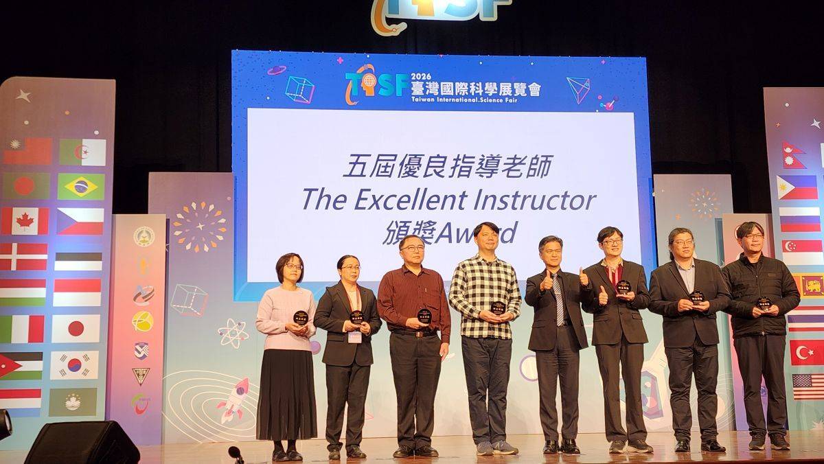 北一女中老師榮獲教育部頒發「優良指導教師獎」