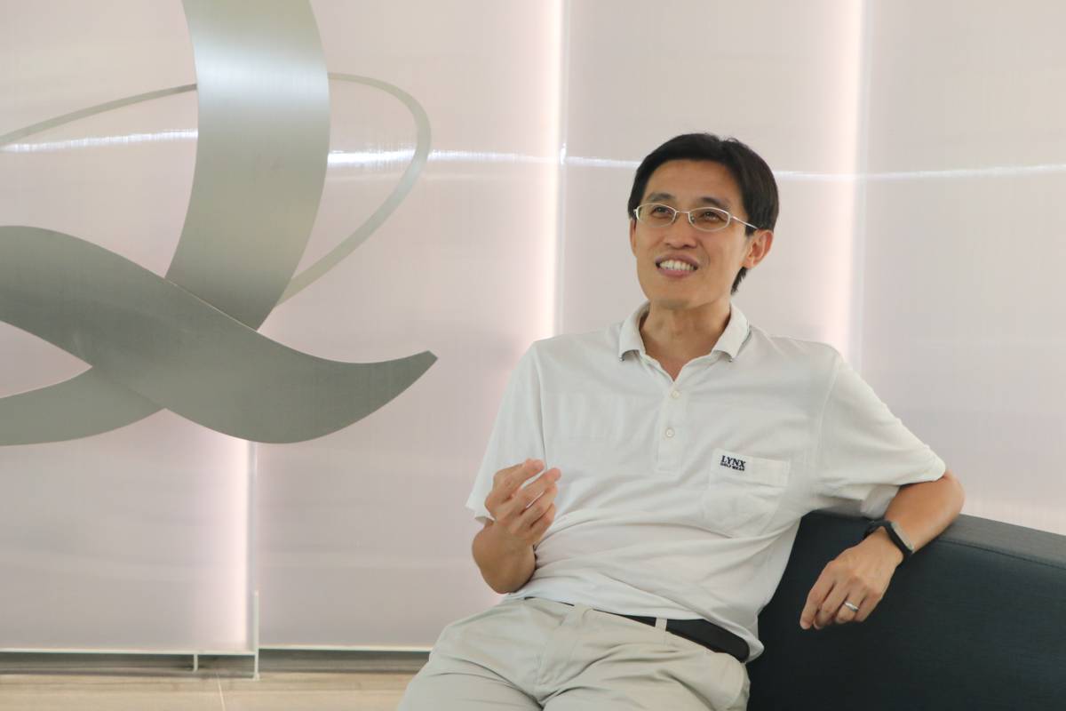 梁教授攝於前沿量子科技研究中心前