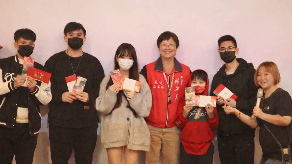 服務個案開心抽中新春紅包與楊華美議員合影