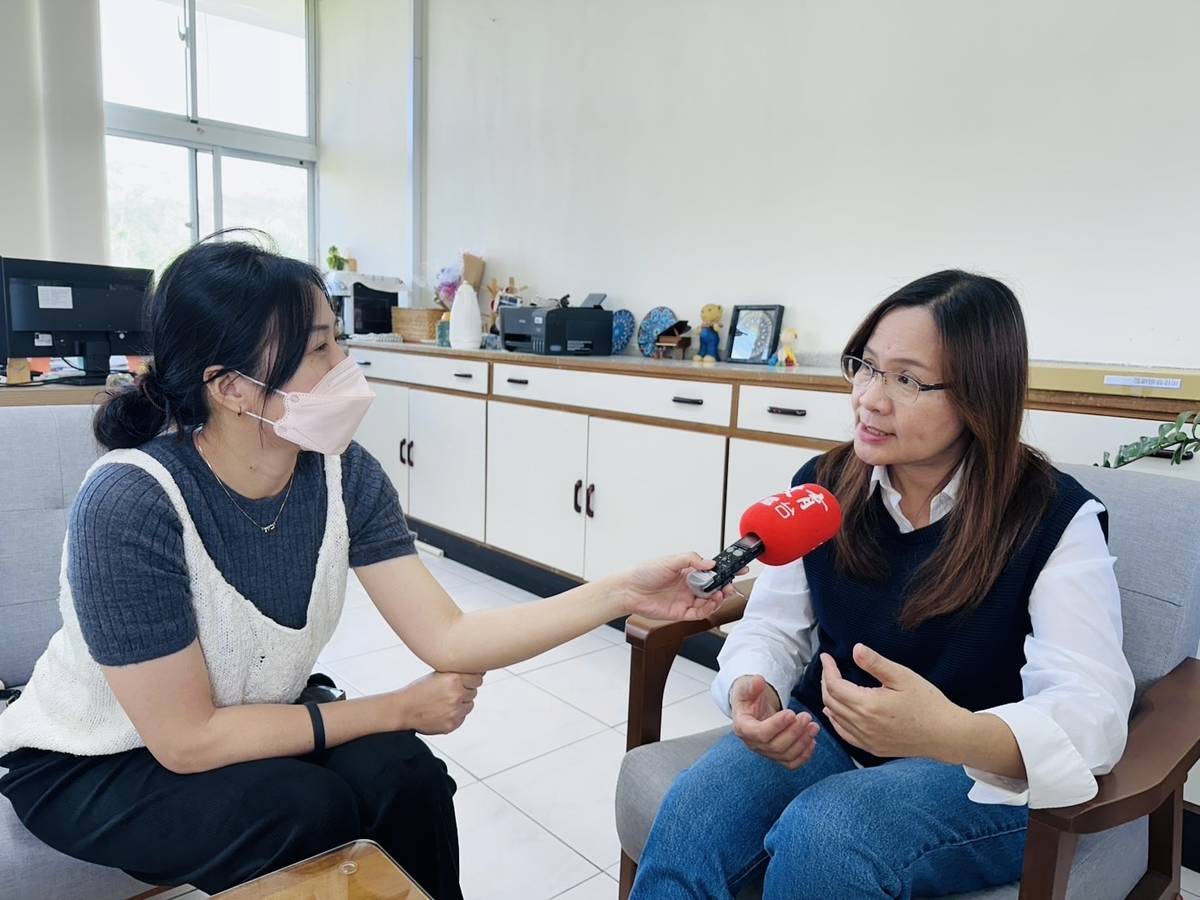 林素慧校長(右)分享學校推動家庭教育