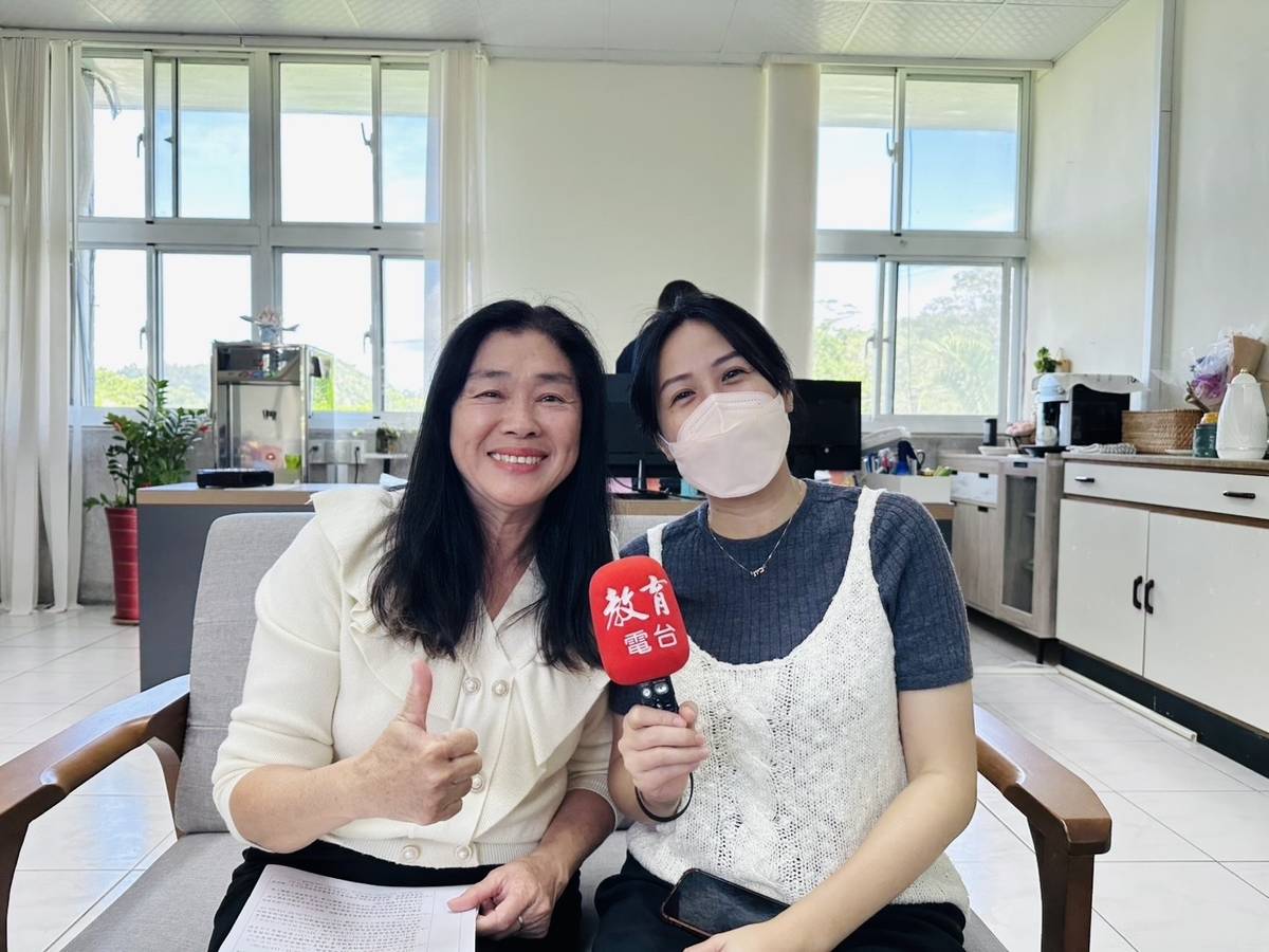 黃秋娥老師(左)分享學校推動家庭教育