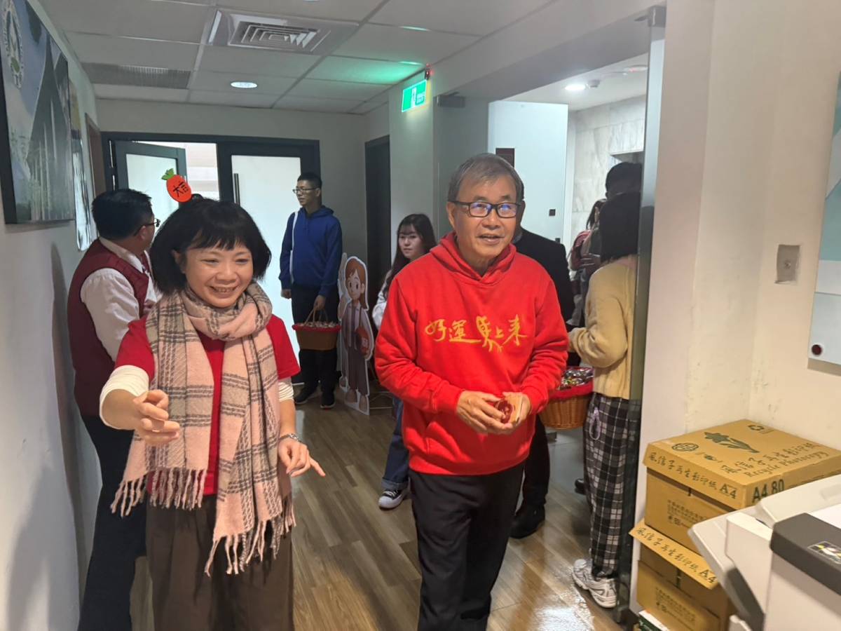 鄭英耀部長至校安中心向同仁辭歲拜年