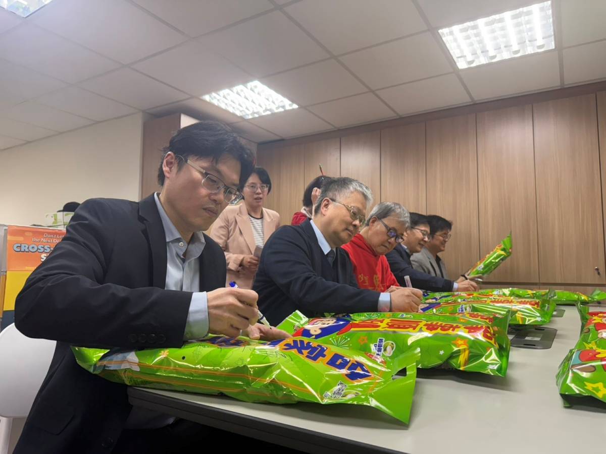 部次長於長條乖乖上簽名，祝福相關業務推動順利圓滿