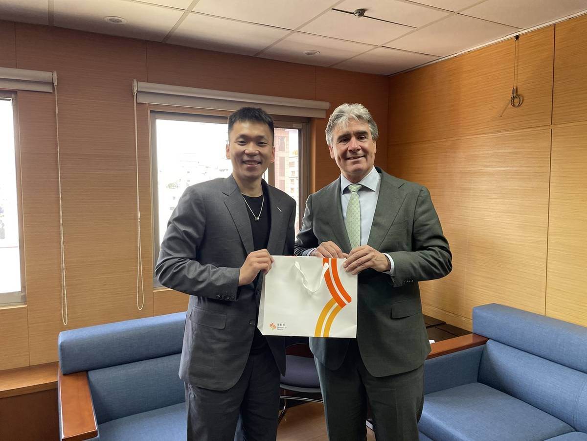 李洋部長和浦樂施代表會中分享運動文化與交流經驗，李部長致贈運動用品，呼應荷蘭深植日常的全民運動文化，傳達以運動促進健康、凝聚社會向心力的理念。(運動部提供)