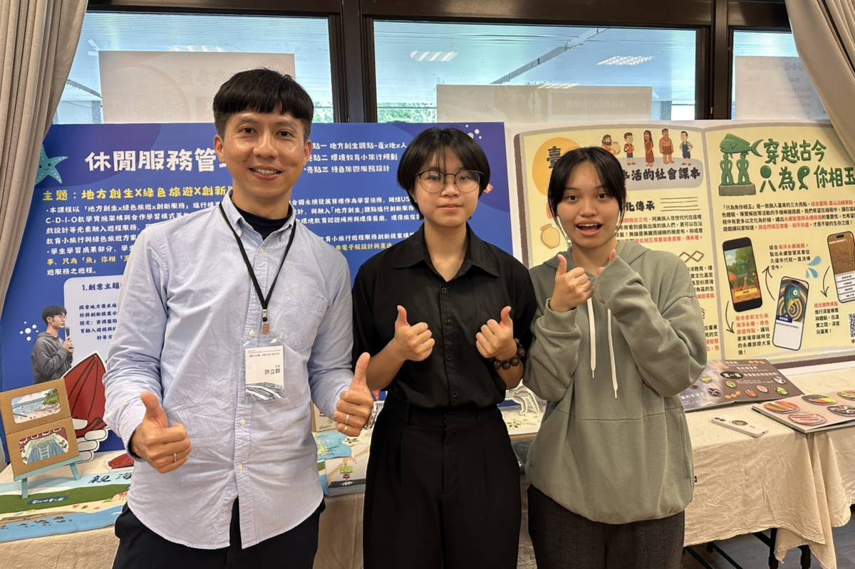 許立群主任(左)、林穎霆同學(中)