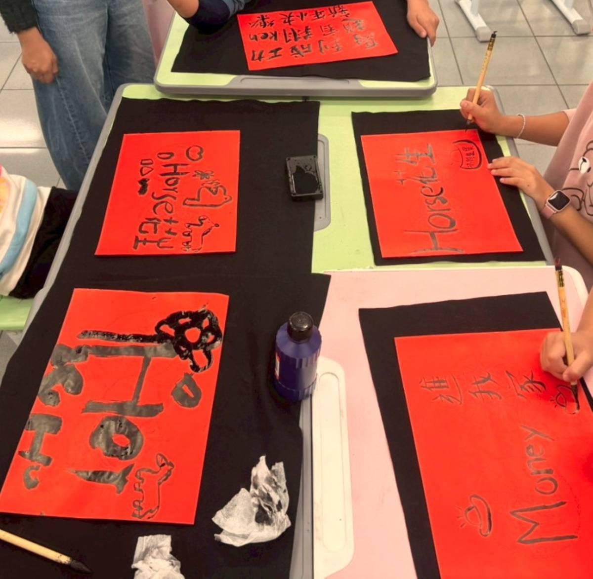 高科大應英系學會展現跨文化結合的巧思，發起「迎春有英」行動，以傳統節慶結合語言專業，與孩童共創英文春聯