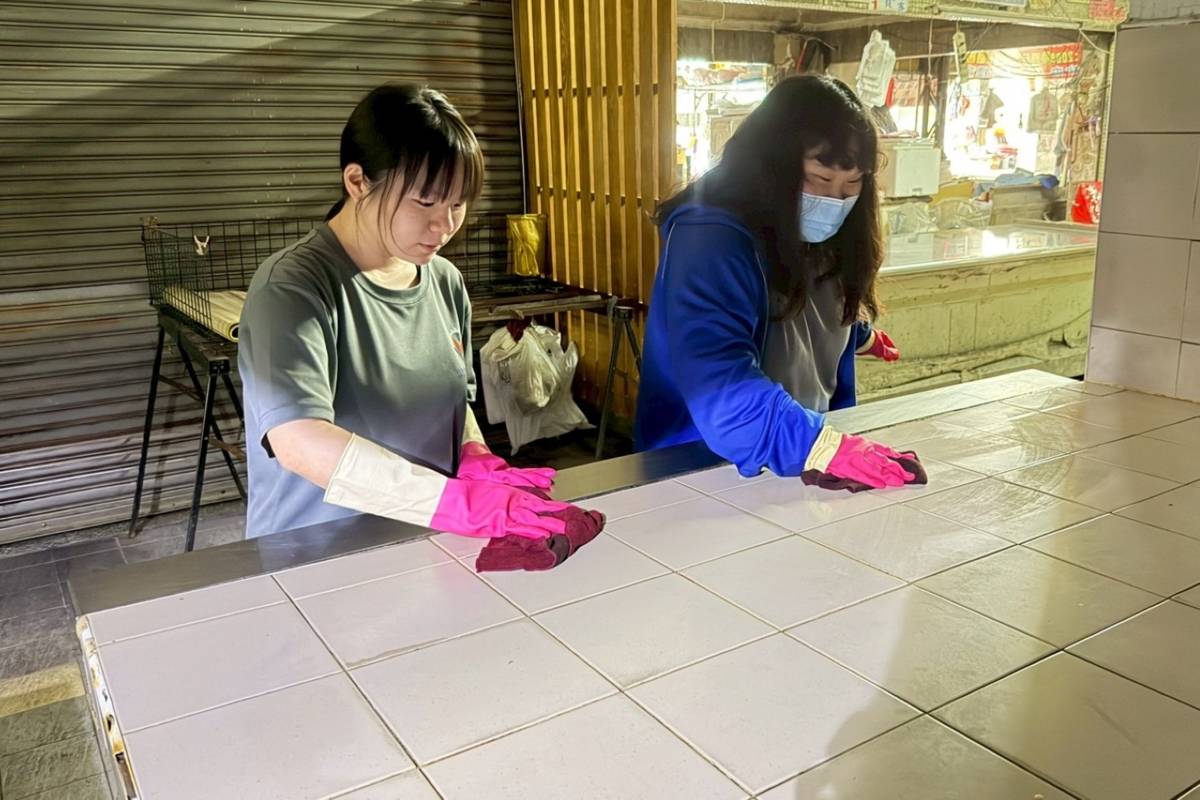 澎青年志工中心規劃「婆婆媽媽安全辦年貨」方案，於2月5日前往高雄建興市場協助環境清潔，希望引領青年走入在地生活，共同守護市場環境衛生安全